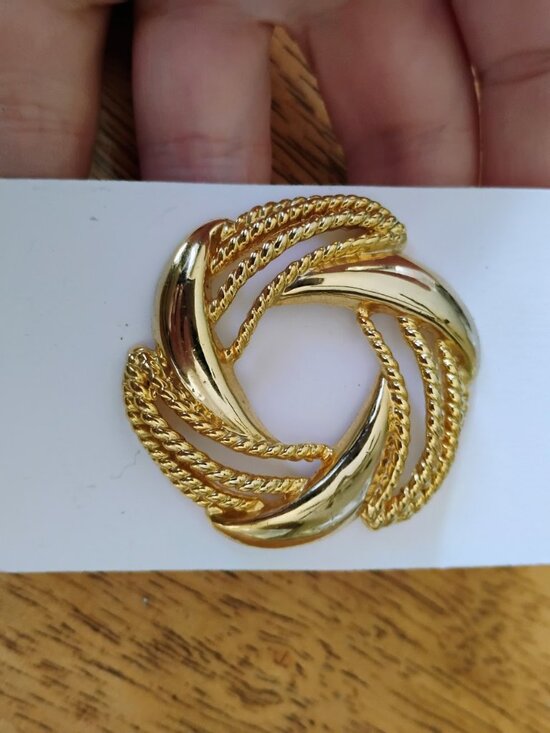 Jewelry - Unique brooch